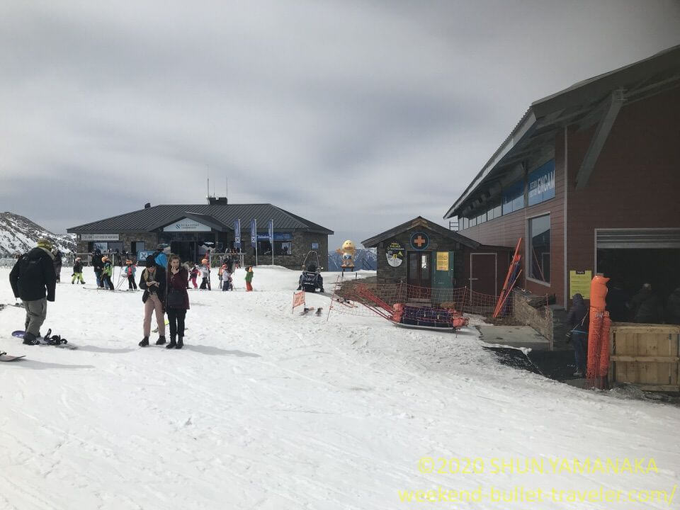 スキー場で普段着で歩く人々